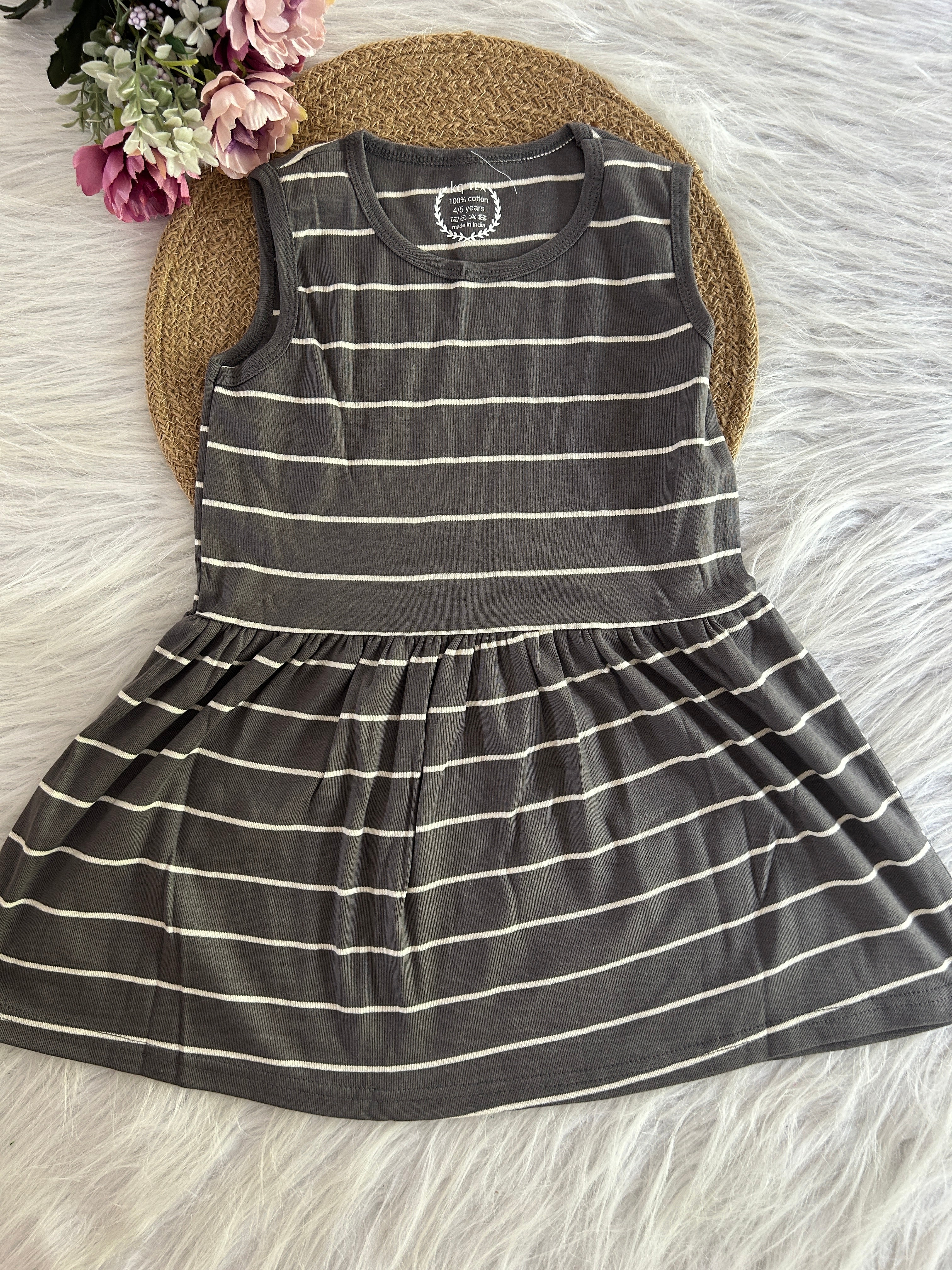 SLEEVELESS FROCKS 4-5 YERAS 1131